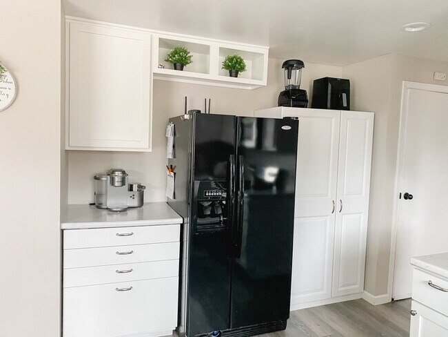 Building Photo - 825 Westwood Dr