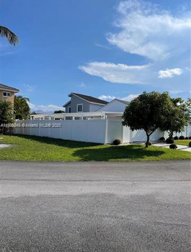 Foto del edificio - 5610 NW 187th St