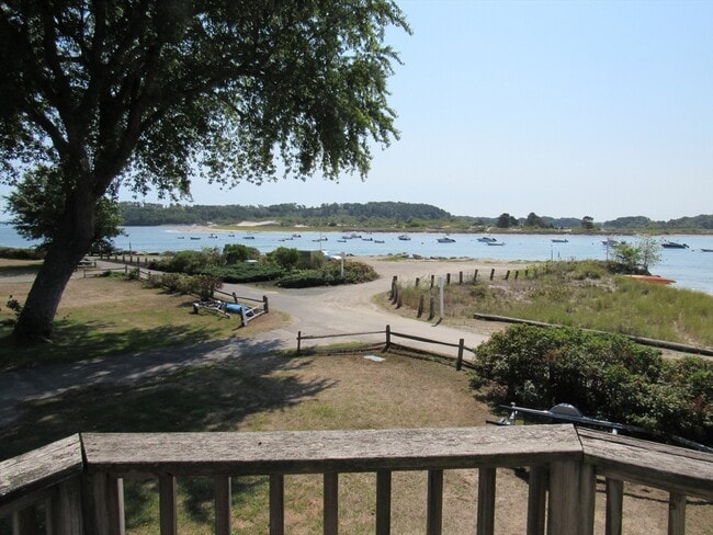 Building Photo - 39 River Rd