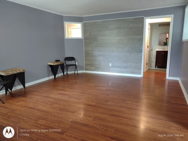 Building Photo - 802 W Oak Ave