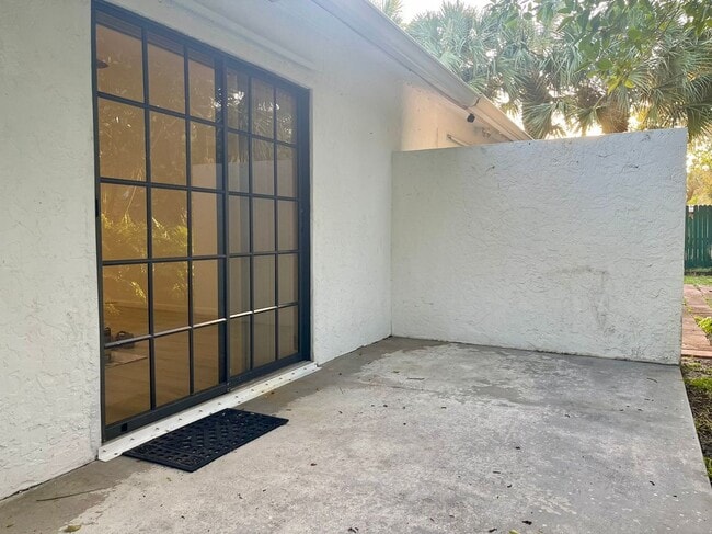 Building Photo - 654 Manor Dr