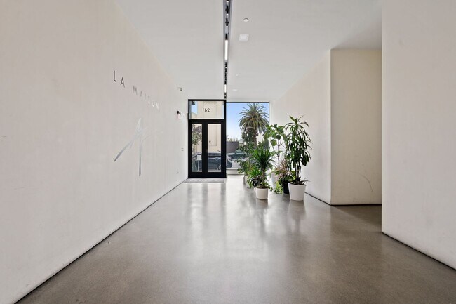 Foto del edificio - Modern 1 Bed, 1 Bath Condo @ 10th & Howard...