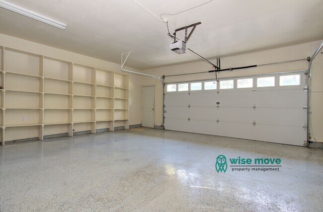 Building Photo - Sought after home in Southcliff