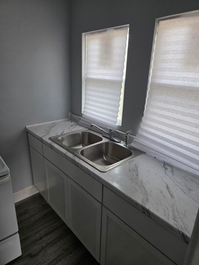 Building Photo - 31 S Gladstone Ave