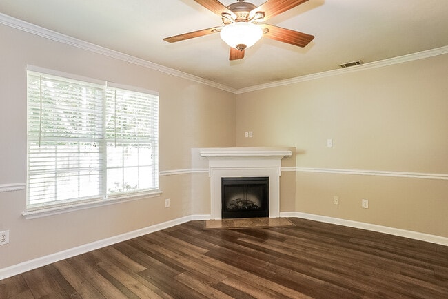 Building Photo - Spacious Five-Bedroom Home