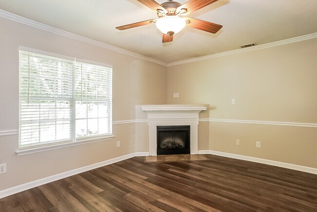 Foto del edificio - Spacious Five-Bedroom Home