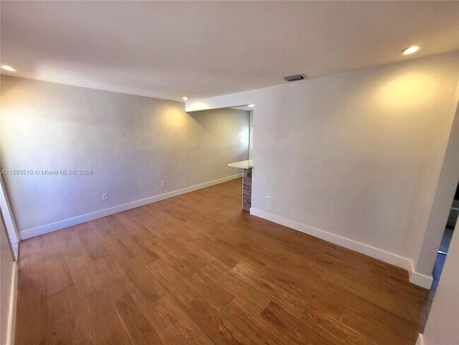 Foto del edificio - 2355 SW 27th St