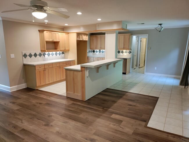 Building Photo - 461 Springfield Dr