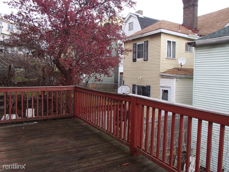 Building Photo - 4 br, 2.5 bath House - 256 Robinson St