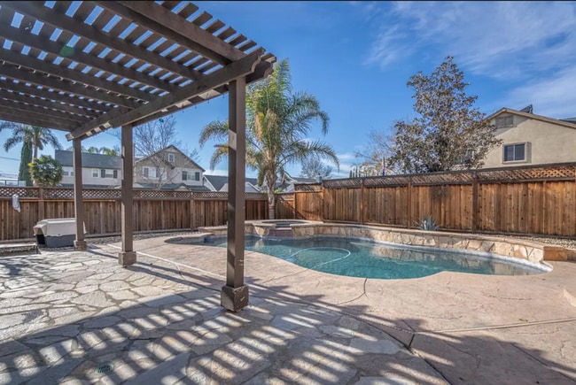 Building Photo - A SUPERB AND STUNNING 4 BEDROOM HOME IN TR...