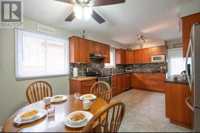 Building Photo - 8 Maplehurst Square