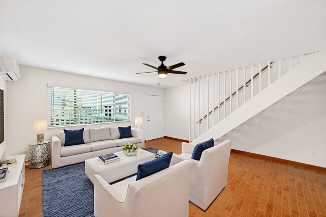 Foto del edificio - Spacious 3 Bedroom 1.5 Bath Townhome with Brand New A/C & Appliances