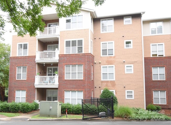 Foto del edificio - 1000 E Woodlawn Rd