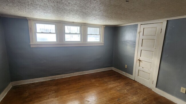 Foto del edificio - Cozy 3 bedroom Cape Cod with attached garage! First floor offers living room, formal dining, and ...