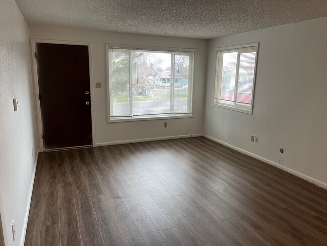 Foto del edificio - 2 Bedroom, 1 Bathroom Duplex - Located nea...