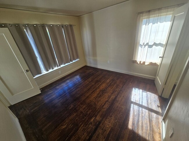 Foto del edificio - AVAILABLE!