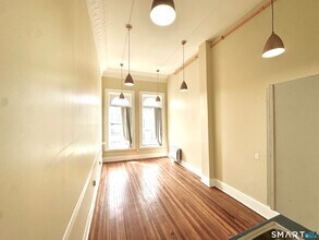 Building Photo - 105 Bank St