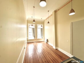 Building Photo - 105 Bank St