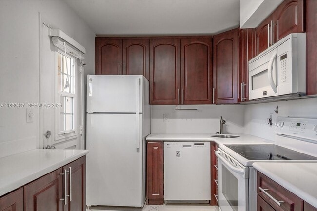 Building Photo - 2999 Point E Dr