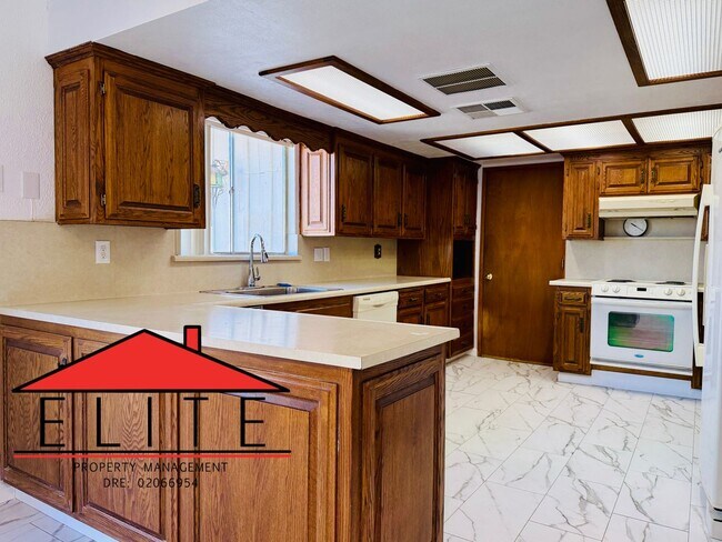 Foto del edificio - AVAILABLE NOW!