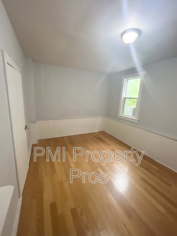 Foto del edificio - 2369 S Howell Ave (Lower)