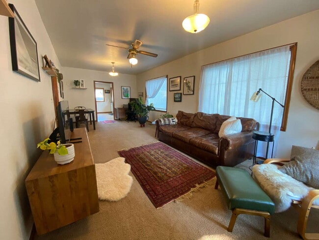 Building Photo - Quiet, Cozy 2-Bedroom Home Located in York...