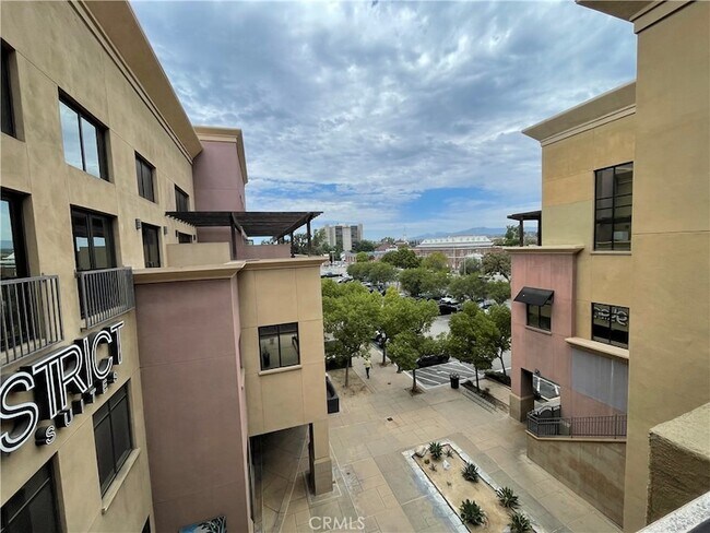 Foto del edificio - 101 W Mission Blvd