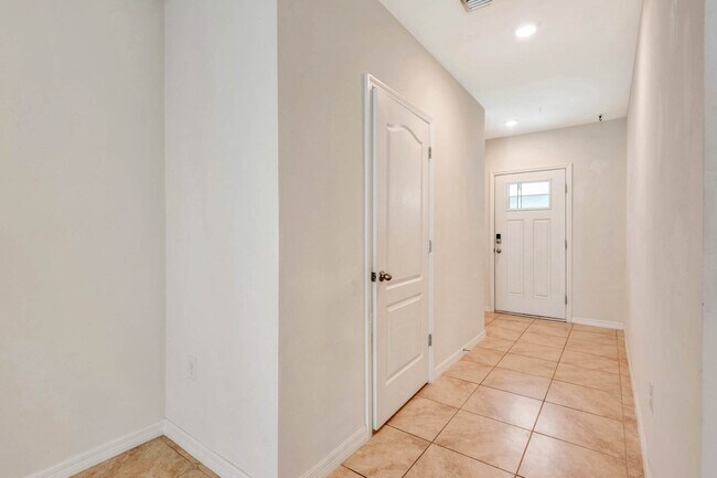 Building Photo - 8 Bella Oaks Dr