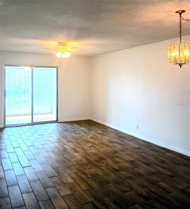 Foto del edificio - 333 N Lake Howard Dr