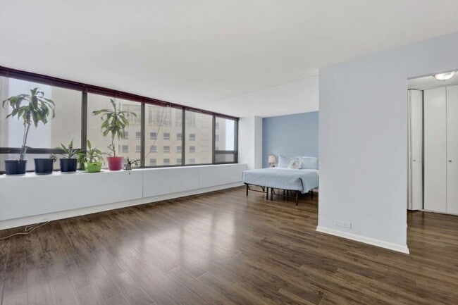 Building Photo - 1 bedroom in Chicago IL 60657