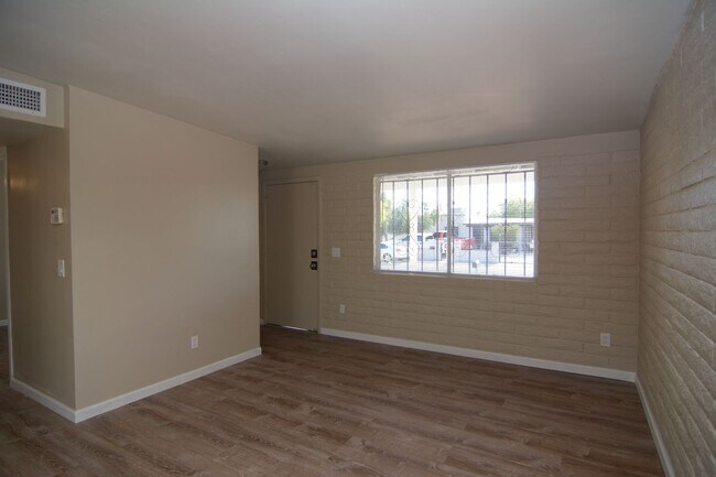 Building Photo - Remodeled 3 Bedroom 2 Bath House! South Tu...