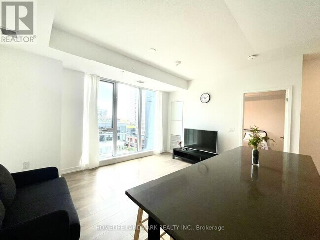 Photo du bâtiment - 225-W225 Sumach St