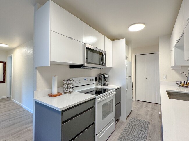 Foto del edificio - Beautifully Updated 2bd/2bth Greenwood Con...