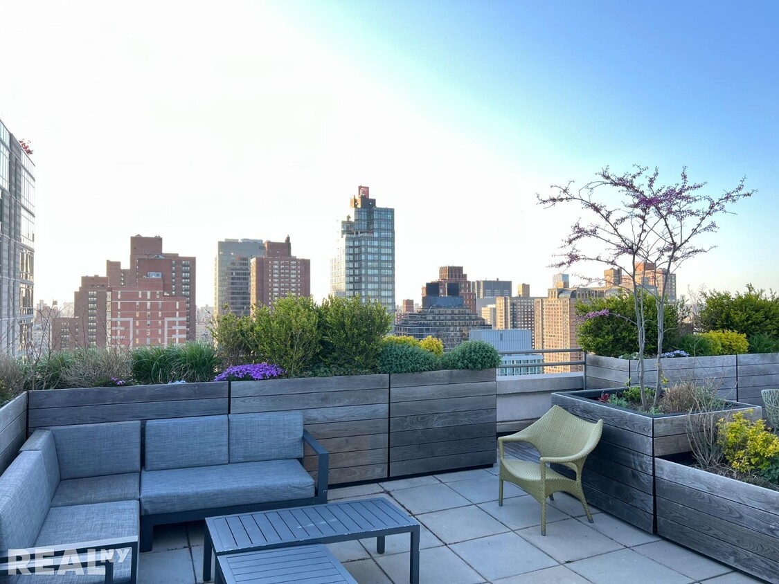 Foto principal - 408 E 92nd ST
