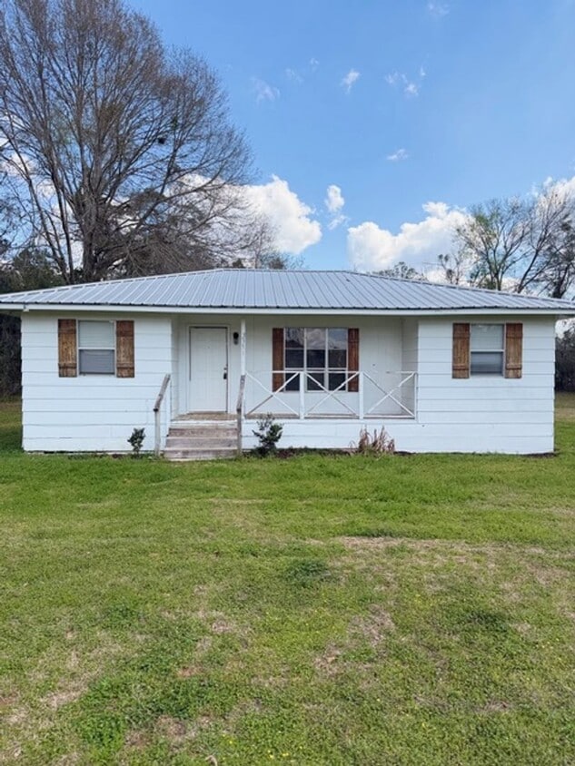 3/1 Home on Large Lot - 3/1 Home on Large Lot