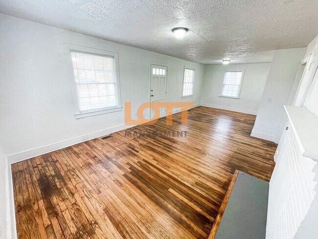 Foto del edificio - 10 Lowndes Ave