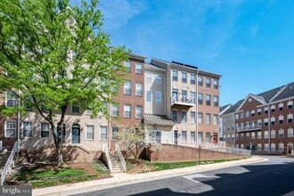 Building Photo - 2664 Manhattan Pl