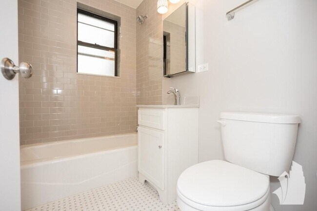 Foto del edificio - 817 W Lakeside Pl