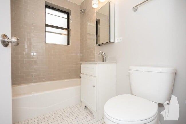 Building Photo - 817 W Lakeside Pl