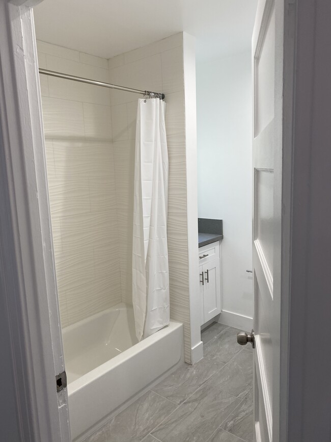 Newly remodeled bathroom - 2231 Ellendale Pl