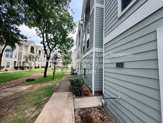 Photo - 1253 W 17th St House
