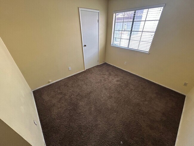 Foto del edificio - BEAUTIFULLY RENOVATED HOME WITH NEW PAINT, CARPET, AND LIGHT FIXTURES