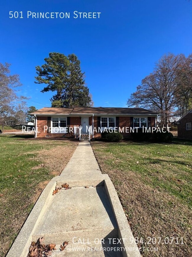 Building Photo - Vintage 3 Bedroom 2 Bath Brick Ranch on co...