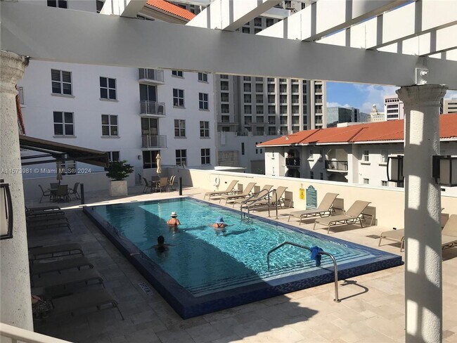 Foto del edificio - 2030 S Douglas Rd