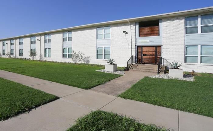 Primary Photo - 3215 Crestview Dr