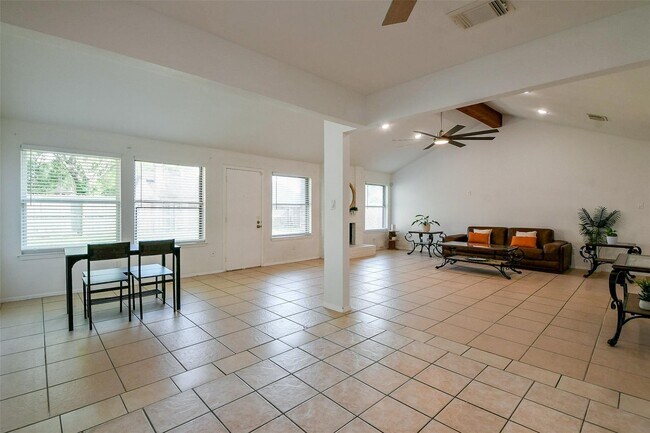 Foto del edificio - 5635 Greenhill Forest Dr