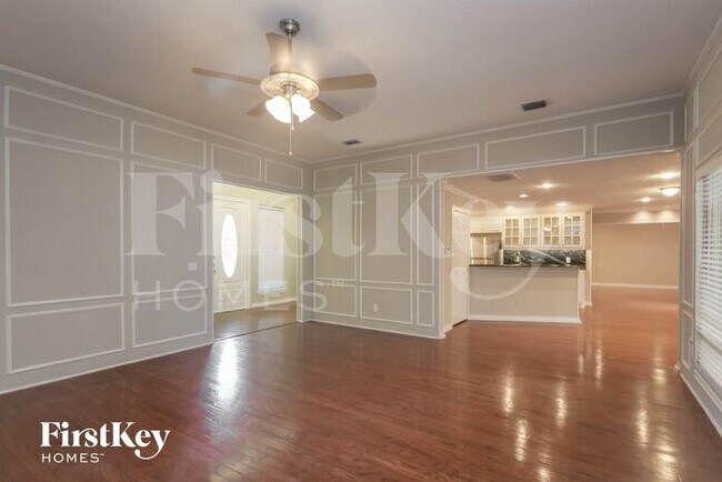 Foto del edificio - 1709 Plummer Dr