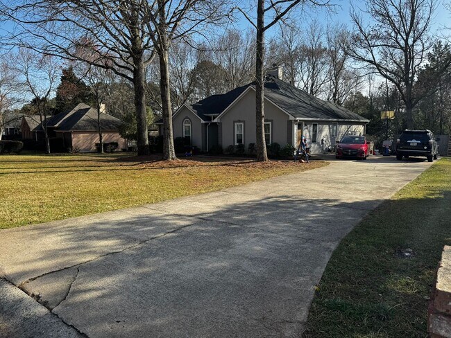 Foto del edificio - Spacious Home with Large Fenced Yard in Woods of Habersham!