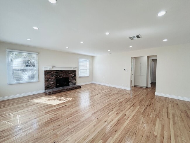 Building Photo - Beyond Beautiful Newly Remodeled Two Bedro...