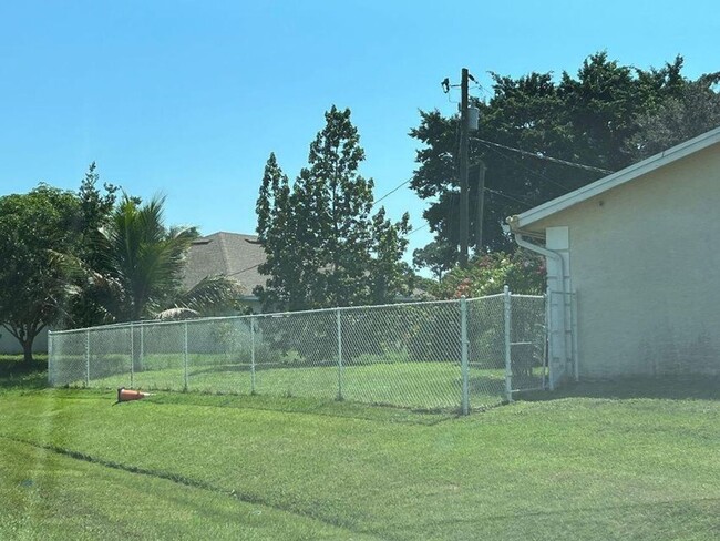 Building Photo - 3/2/2 with Fenced Yard